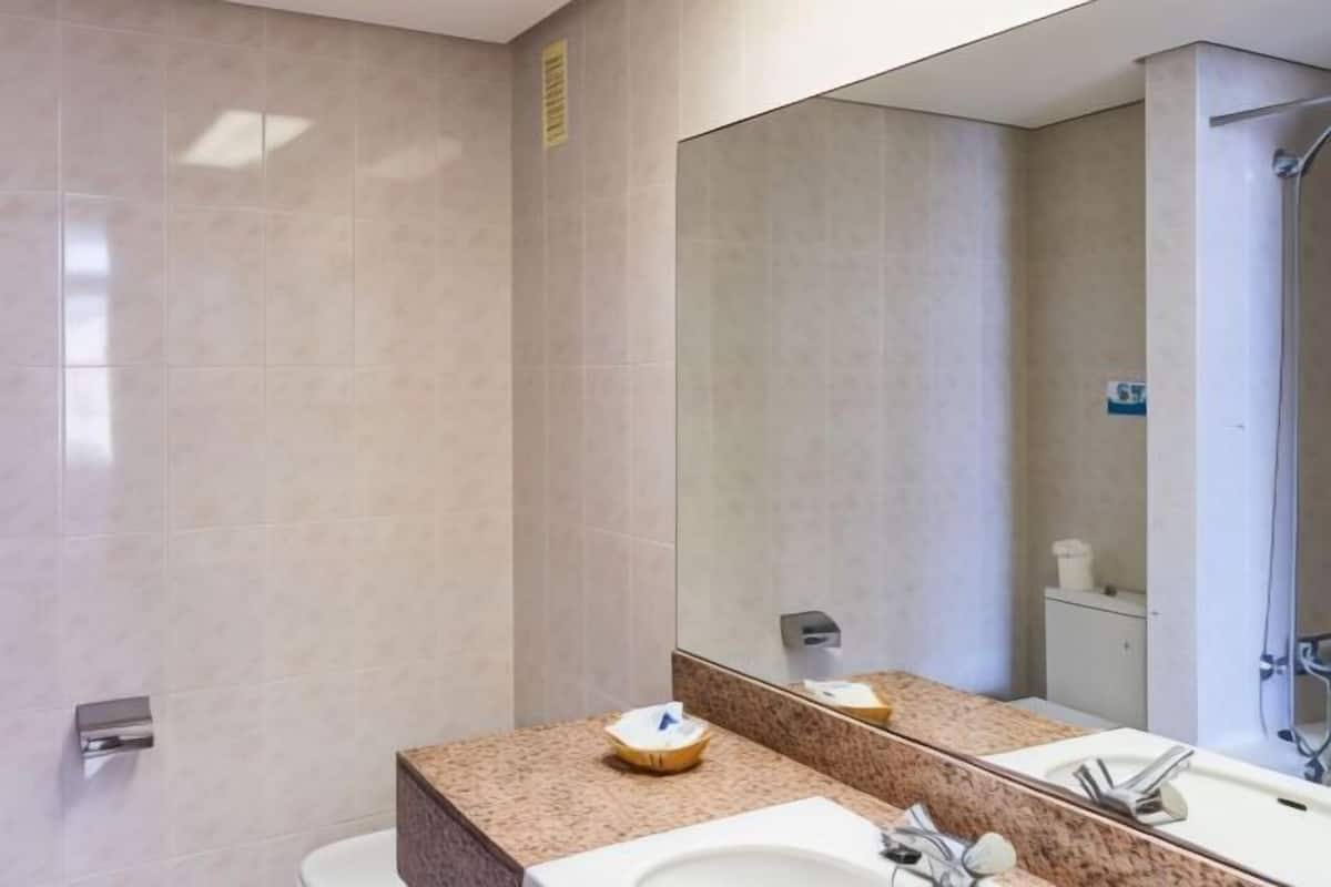 Badezimmer | Badewanne, kostenlose Toilettenartikel, Haartrockner, Bidet