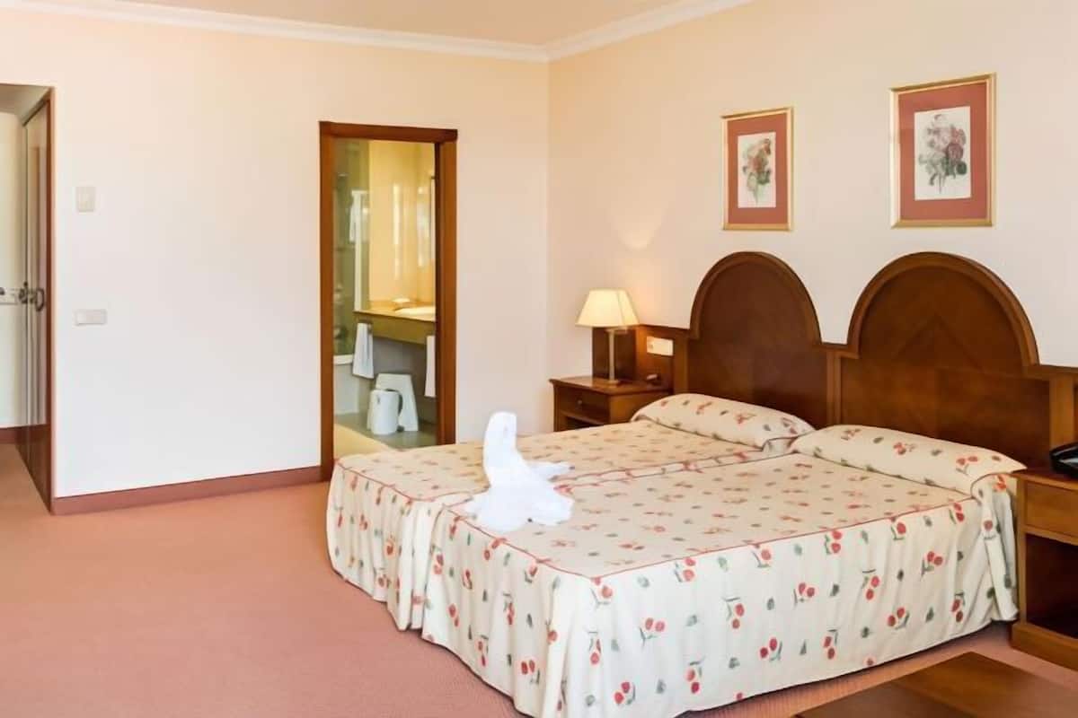 Een bureau, gratis wifi, beddengoed