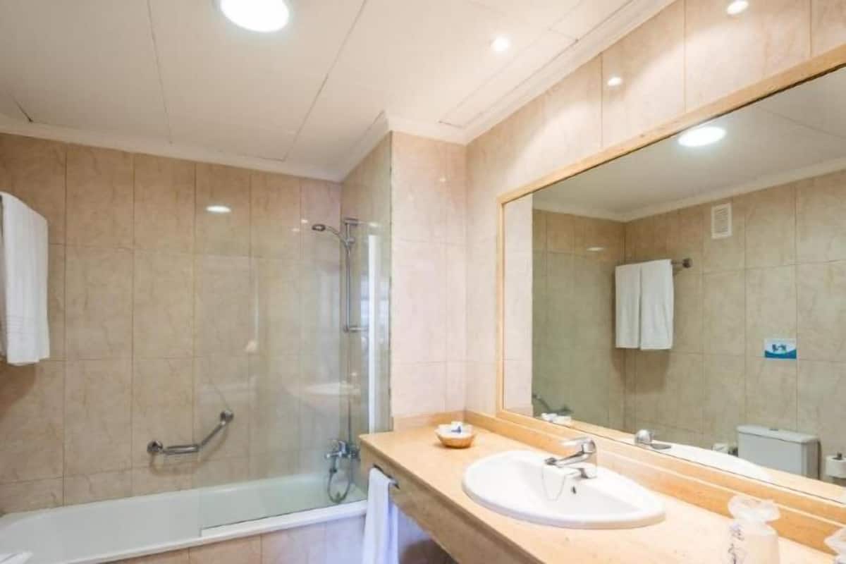 Badezimmer | Badewanne, kostenlose Toilettenartikel, Haartrockner, Bidet