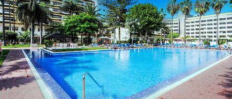Indoor pool, 2 outdoor pools