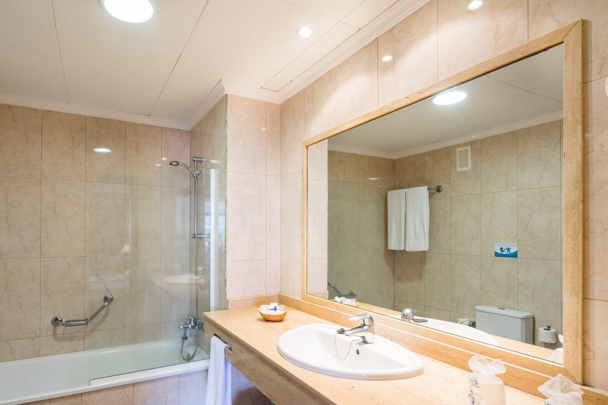 Badewanne, kostenlose Toilettenartikel, Haartrockner, Bidet