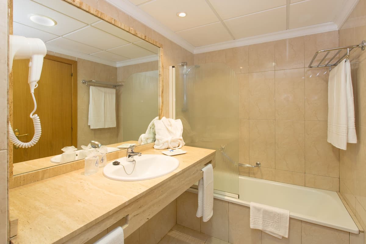 Badewanne, kostenlose Toilettenartikel, Haartrockner, Bidet