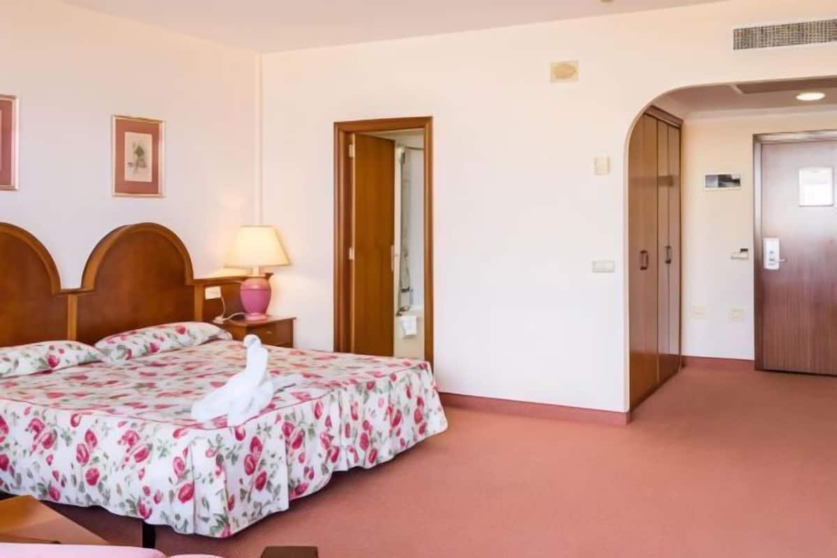 Een bureau, gratis wifi, beddengoed