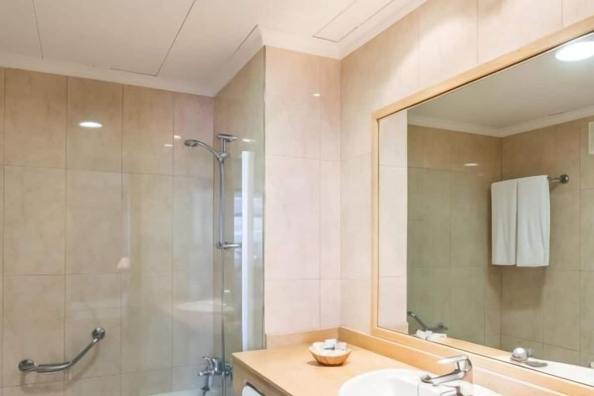 Badezimmer | Badewanne, kostenlose Toilettenartikel, Haartrockner, Bidet