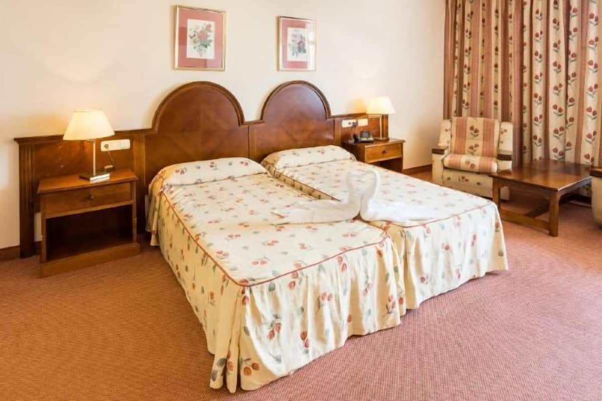 Een bureau, gratis wifi, beddengoed