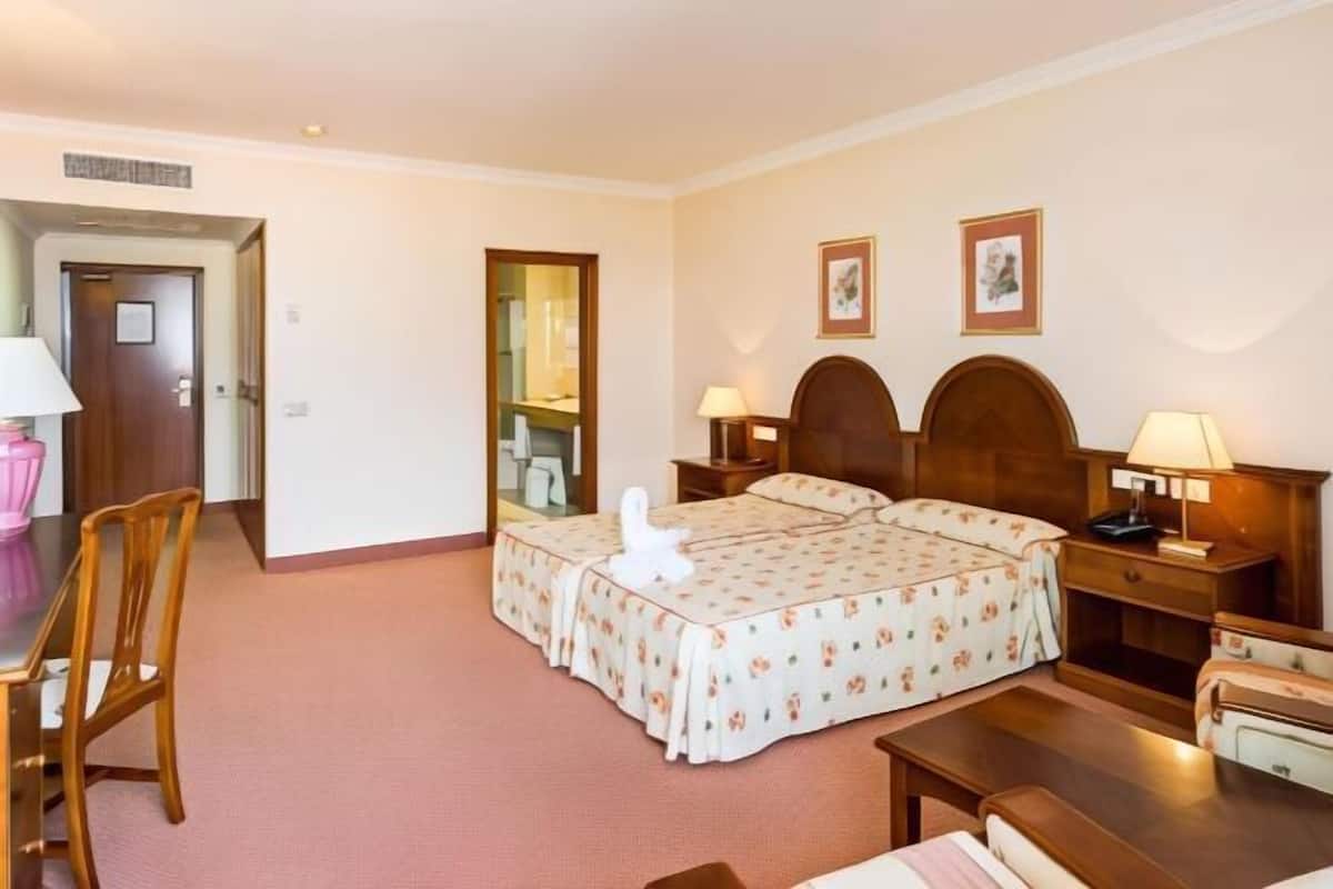 Een bureau, gratis wifi, beddengoed