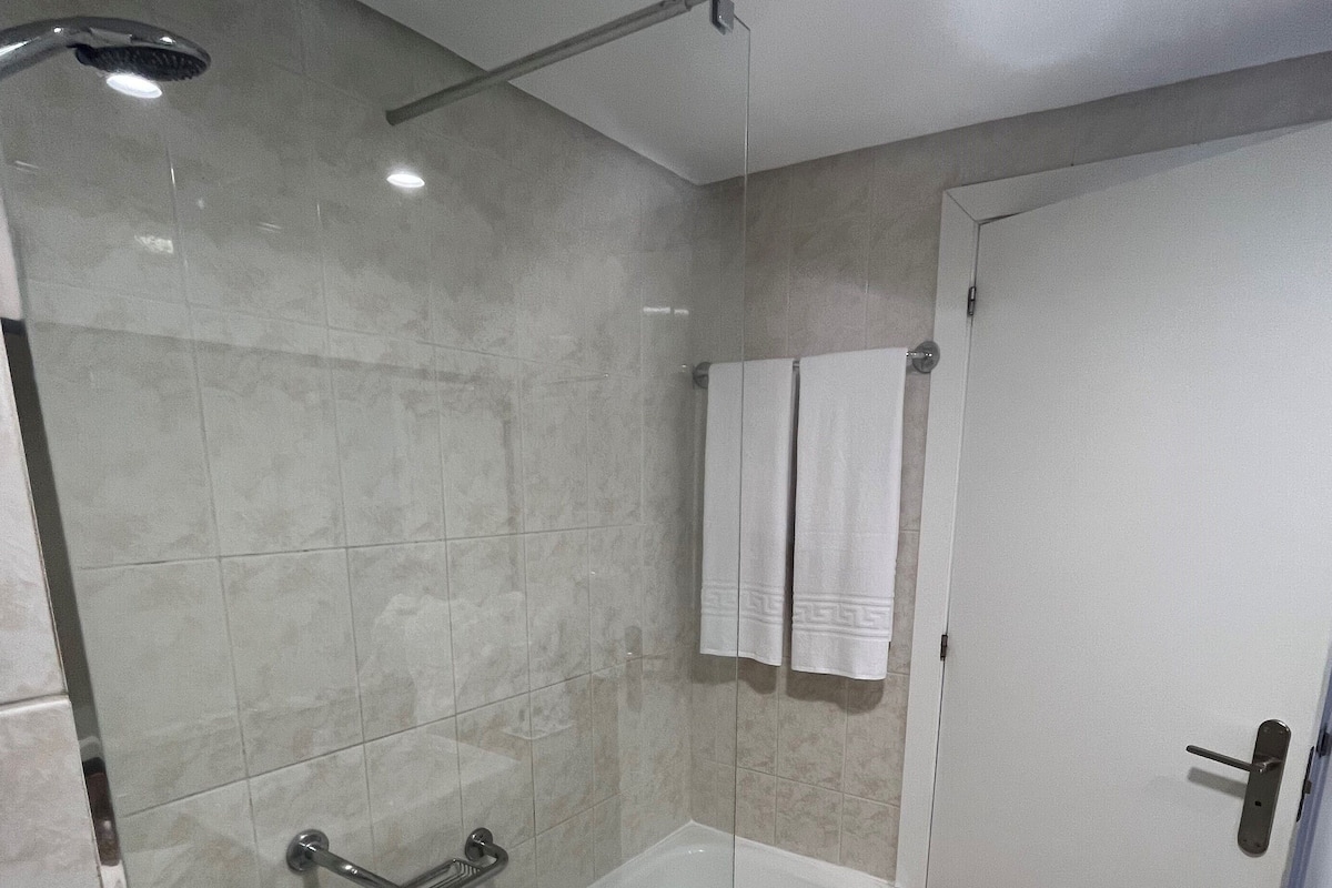 Badewanne, kostenlose Toilettenartikel, Haartrockner, Bidet