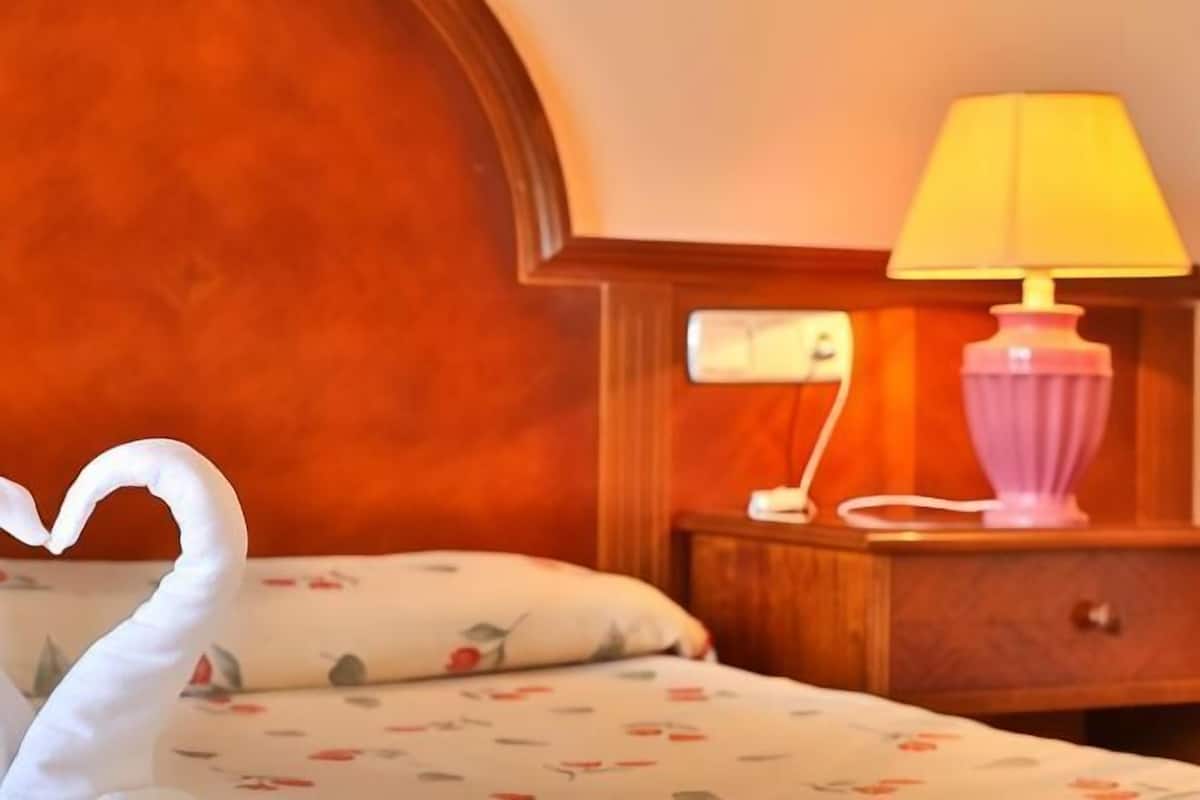 Een bureau, gratis wifi, beddengoed
