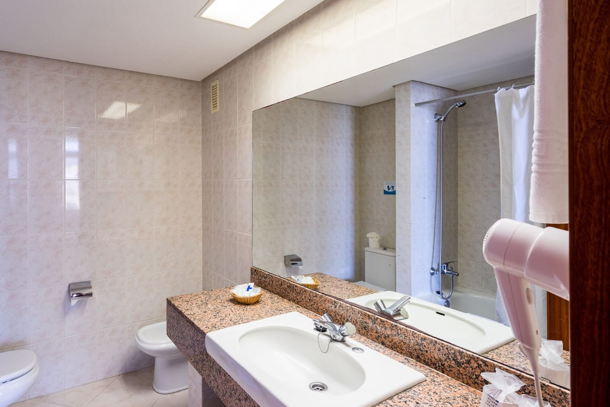 Badewanne, kostenlose Toilettenartikel, Haartrockner, Bidet