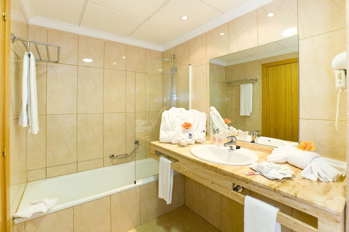 Badewanne, kostenlose Toilettenartikel, Haartrockner, Bidet