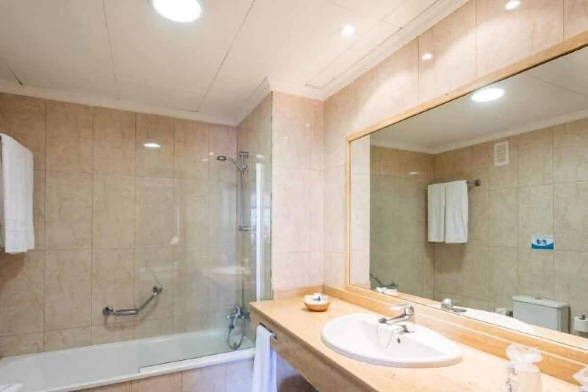 Badezimmer | Badewanne, kostenlose Toilettenartikel, Haartrockner, Bidet