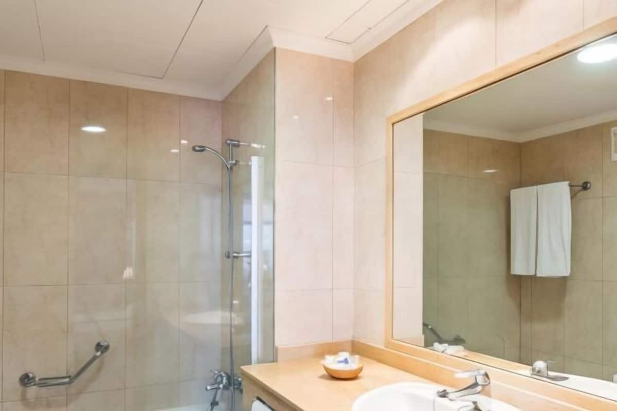 Badezimmer | Badewanne, kostenlose Toilettenartikel, Haartrockner, Bidet