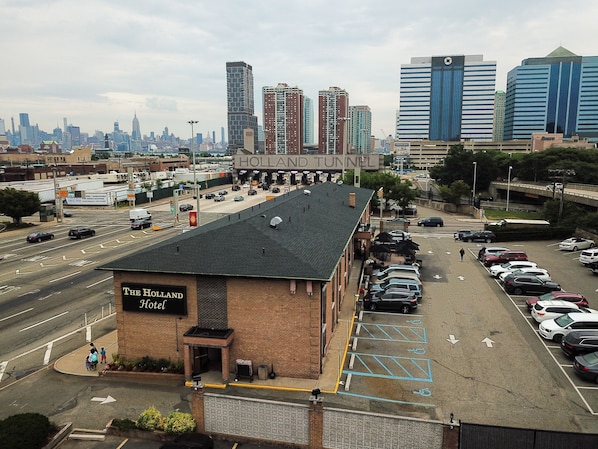 El Hotel Holland con estacionamiento y vistas del túnel Holland y del horizonte de la ciudad.