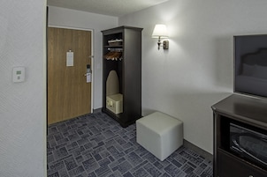 Premium bedding, in-room safe, desk, blackout curtains