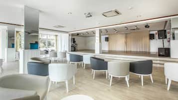 Gastro-pub, vue sur la piscine
