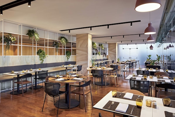 Breakfast, dinner served; international cuisine, alfresco dining