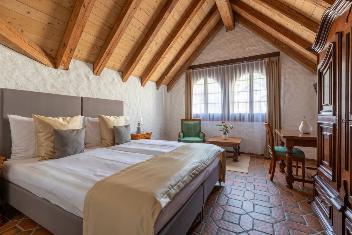 Ropa de cama hipoalergénica, minibar, caja fuerte y escritorio