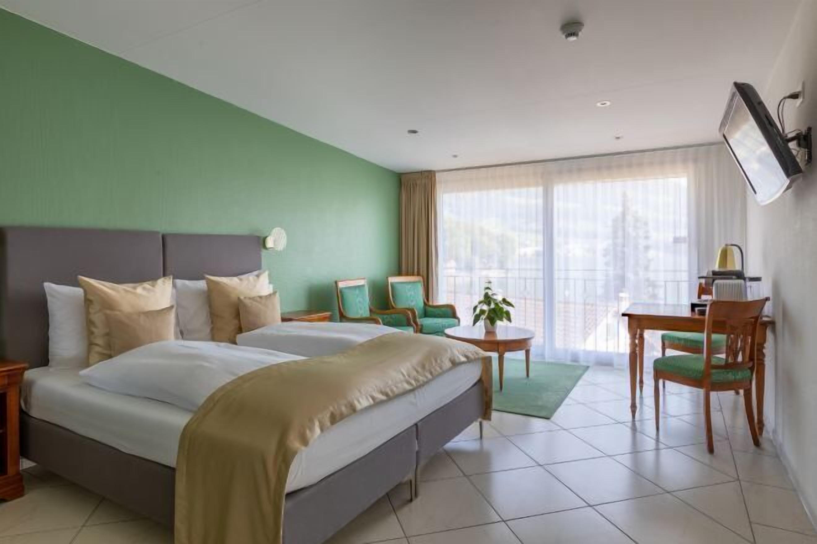 防敏寢具、迷你吧、房內夾萬、書桌