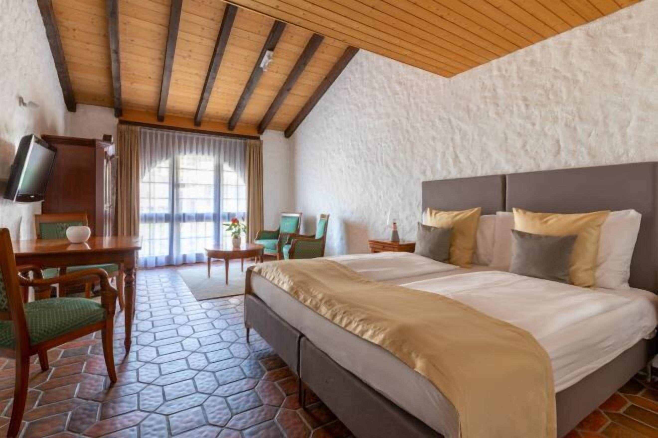 防敏寢具、迷你吧、房內夾萬、書桌