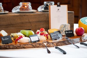 Desayuno buffet diario (CHF 25 por persona)