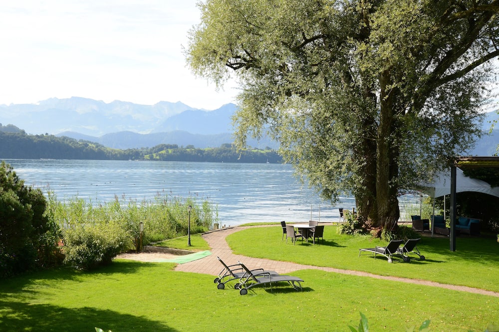 Swiss-Chalet Merlischachen - Romantik Schloss-Hotel am See