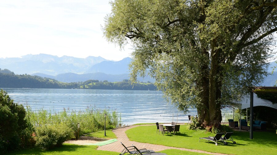 Swiss-Chalet Merlischachen - Romantik Schloss-Hotel am See