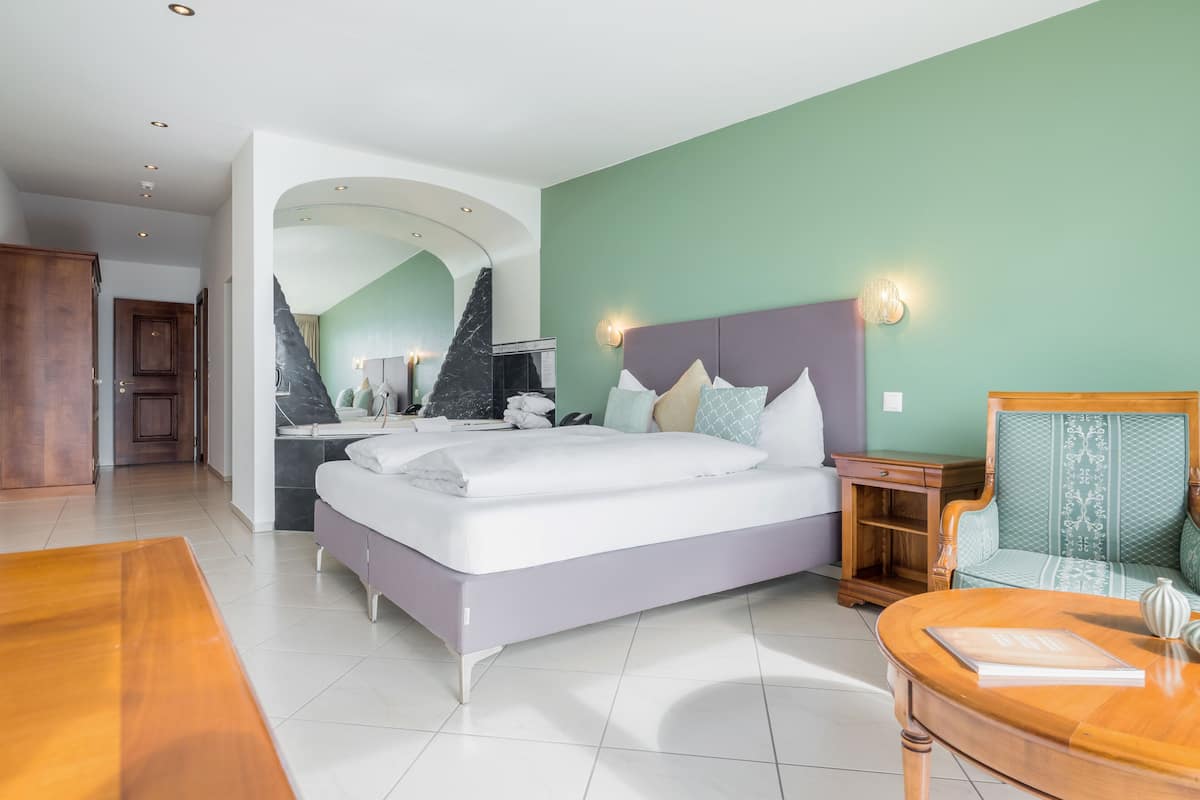 Suite junior (Single Use) | Ropa de cama hipoalergénica, minibar, caja fuerte y escritorio