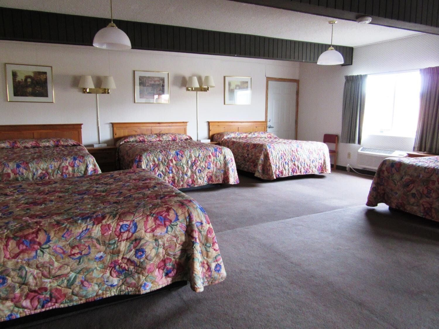 Family Room with Kitchen and Five Queen Beds
