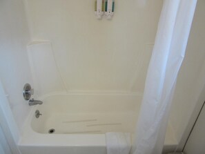 Combined shower/tub, free toiletries, hair dryer, towels