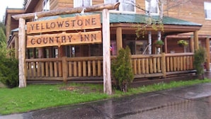 Un bâtiment en bois sur lequel est apposée une enseigne indiquant : « Yellowstone Country Inn ».