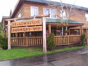 Exterior - Yellowstone Country Inn (West Yellowstone)