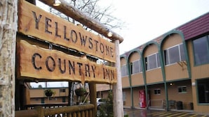 Une enseigne en bois indiquant l’entrée de l’hôtel Yellowstone Country Inn.