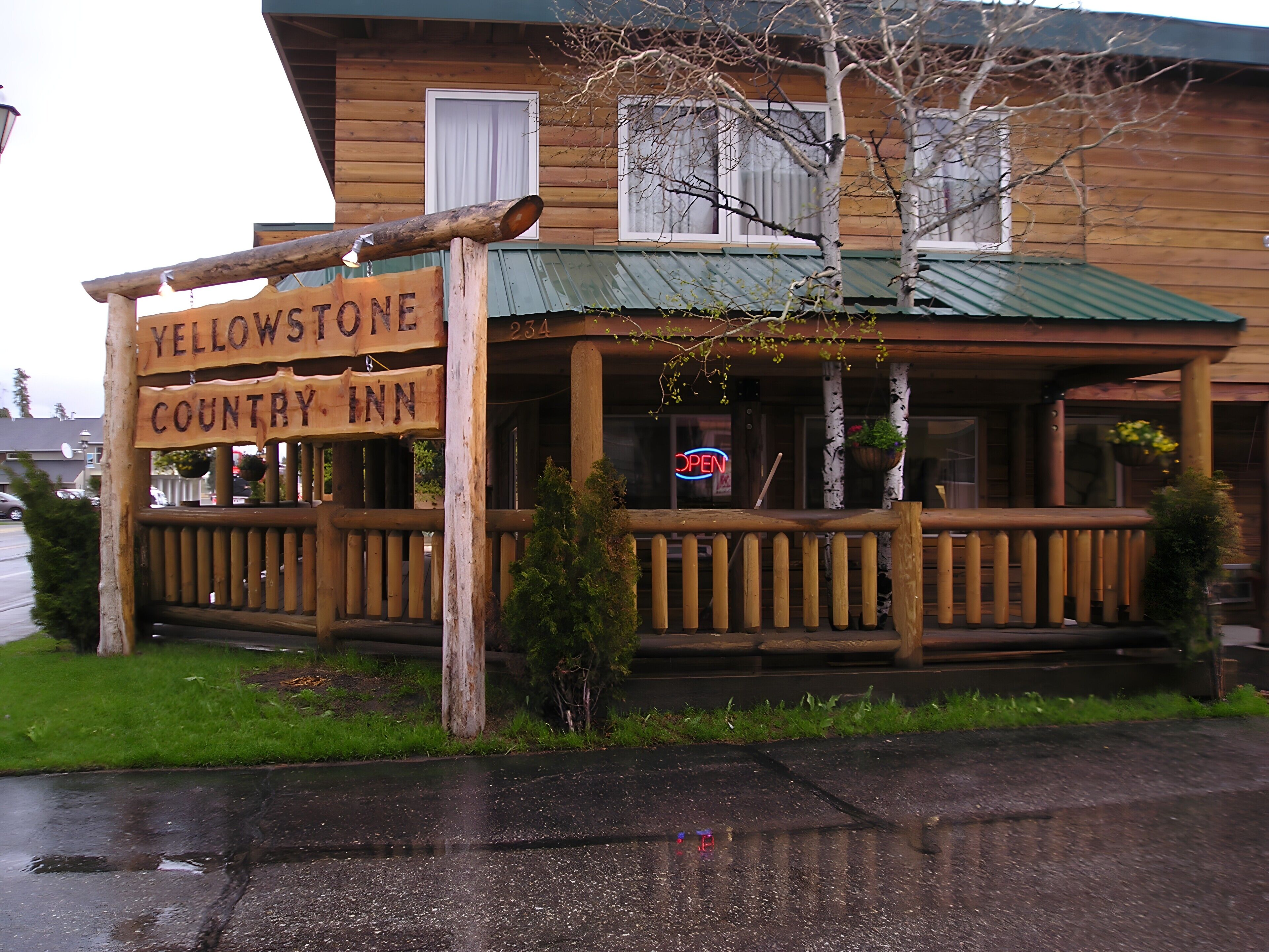 Um edifício de madeira com uma placa que diz "Yellowstone Country Inn".