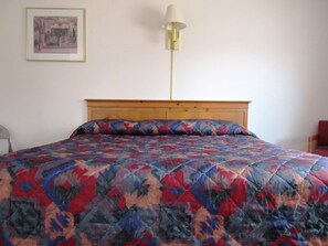 デラックス ルーム キングベッド 1 台 | 客室ごとに異なるインテリア、デスク、ノートパソコン用作業スペース、ベビーベッド