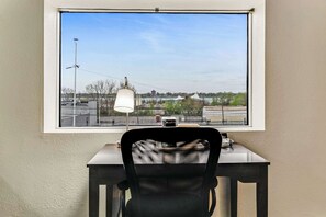 Suite, 2 Tempat Tidur Double, Bebas Asap Rokok | Meja kerja, setrika/meja setrika, dan Wi-Fi gratis