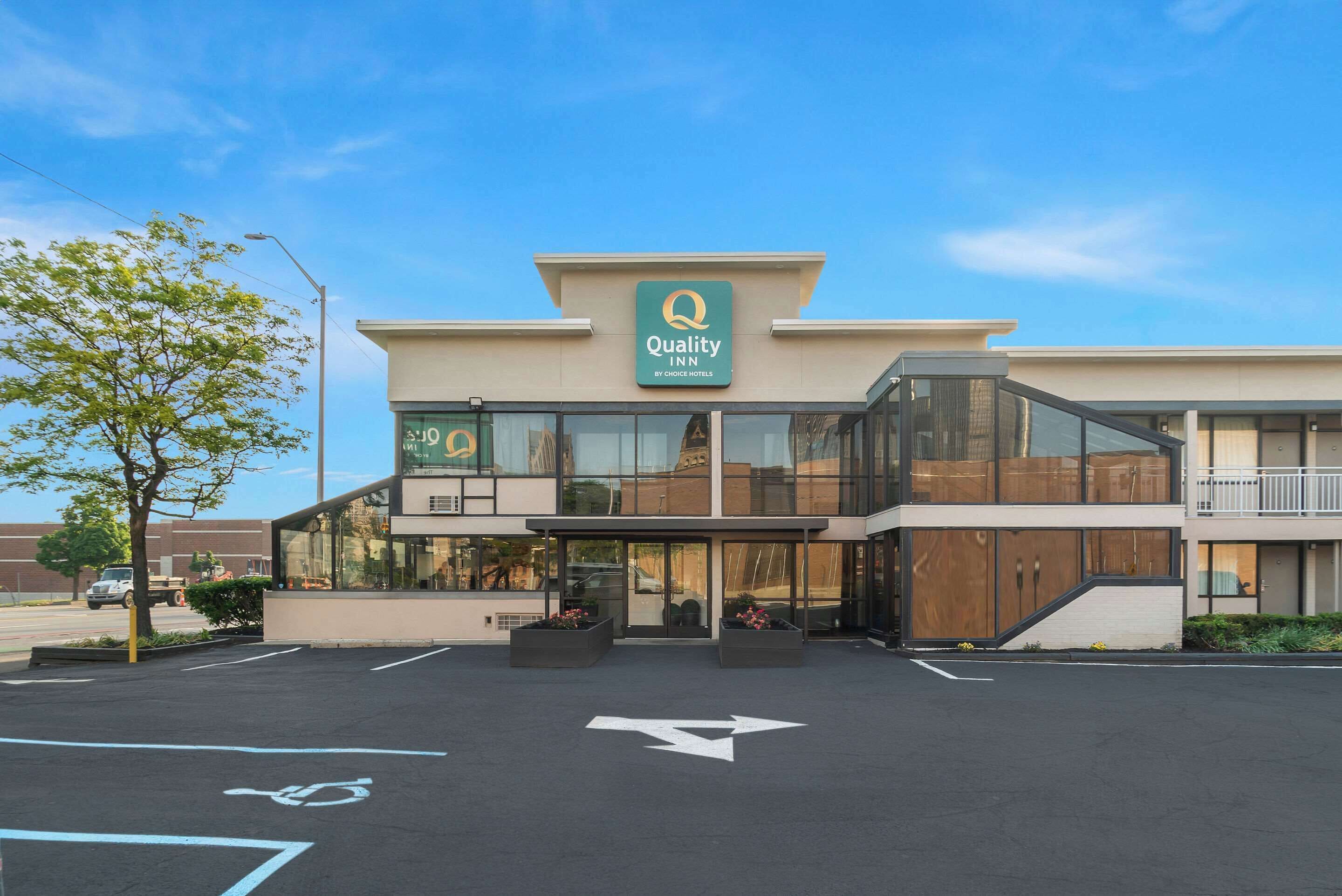 Ein Quality Inn by Choice Hotels mit modernem Design, einem Parkplatz und einem barrierefreien Eingang.