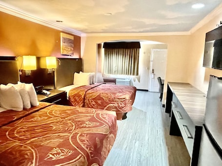 Escritorio, tabla de planchar con plancha, wifi gratis y ropa de cama . Luxury Inn & Suites Liberty