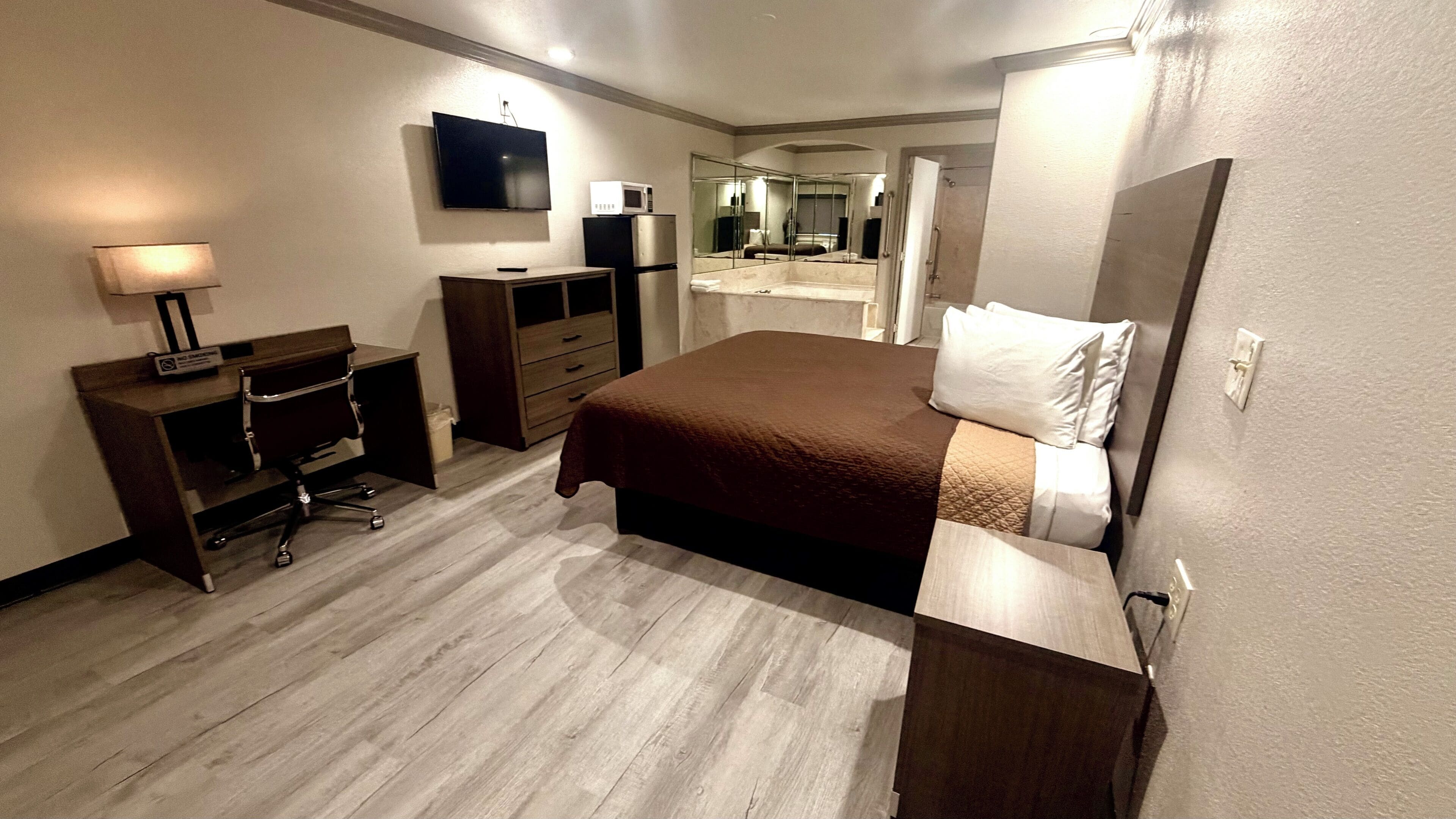 Standard Suite, 1 King Bed, Non Smoking, Jetted Tub
