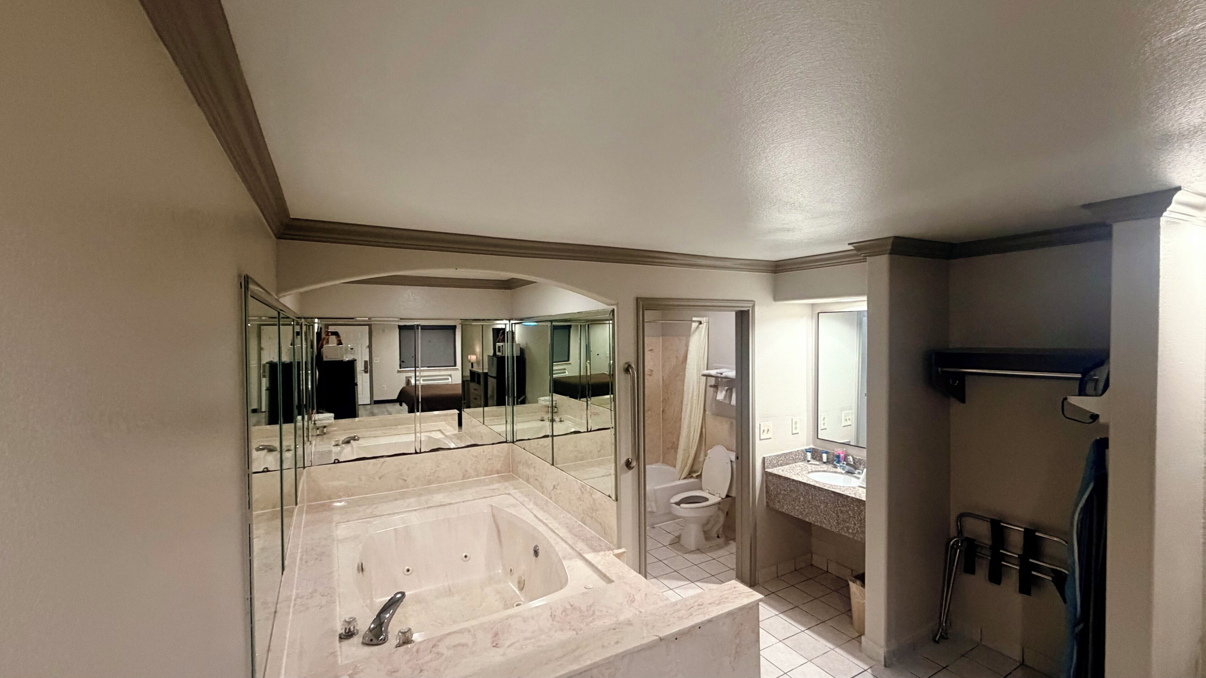Standard Suite, 1 King Bed, Non Smoking, Jetted Tub | Jetted tub