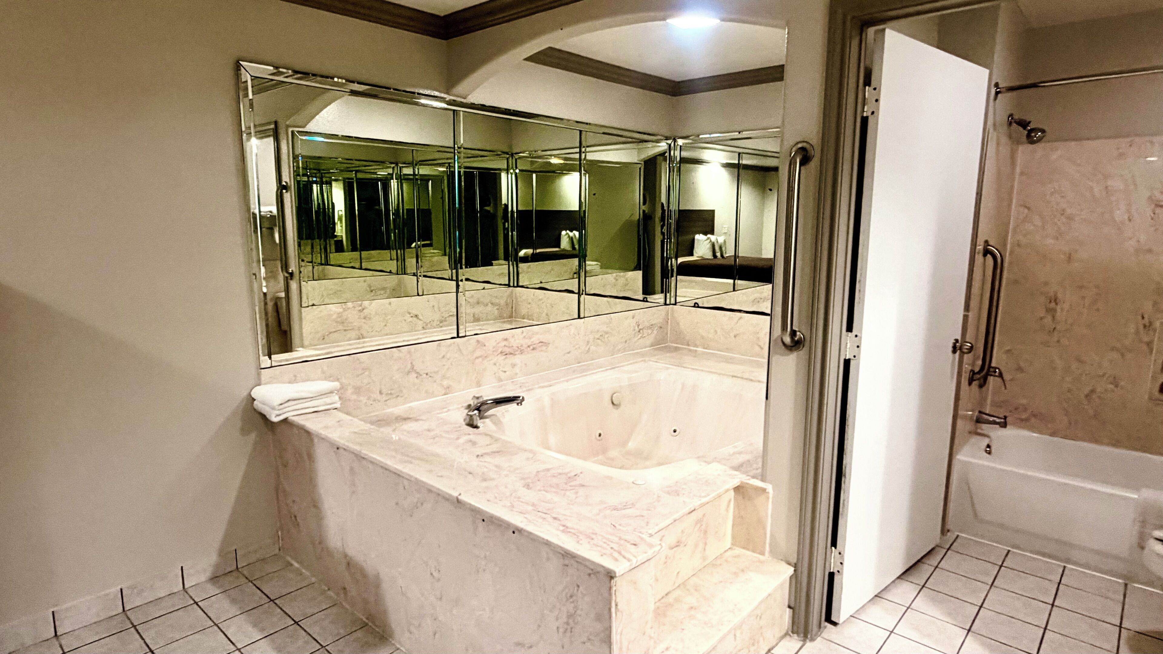 Standard Suite, 1 King Bed, Non Smoking, Jetted Tub | Private spa tub