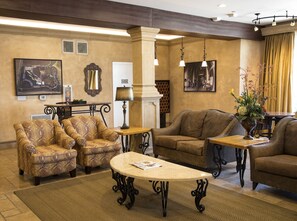 Lobby sitting area - South Coast Winery Resort and Spa (Temecula)