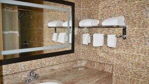 تجهيزات دش، مستلزمات مجانية للعناية الشخصية، مجففات شعر، مناشف