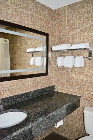 Shower, free toiletries, hair dryer, towels - Holiday Motel (Andover)