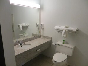 Hair dryer, towels, soap, shampoo - Americourt Hotel (Elizabethton)