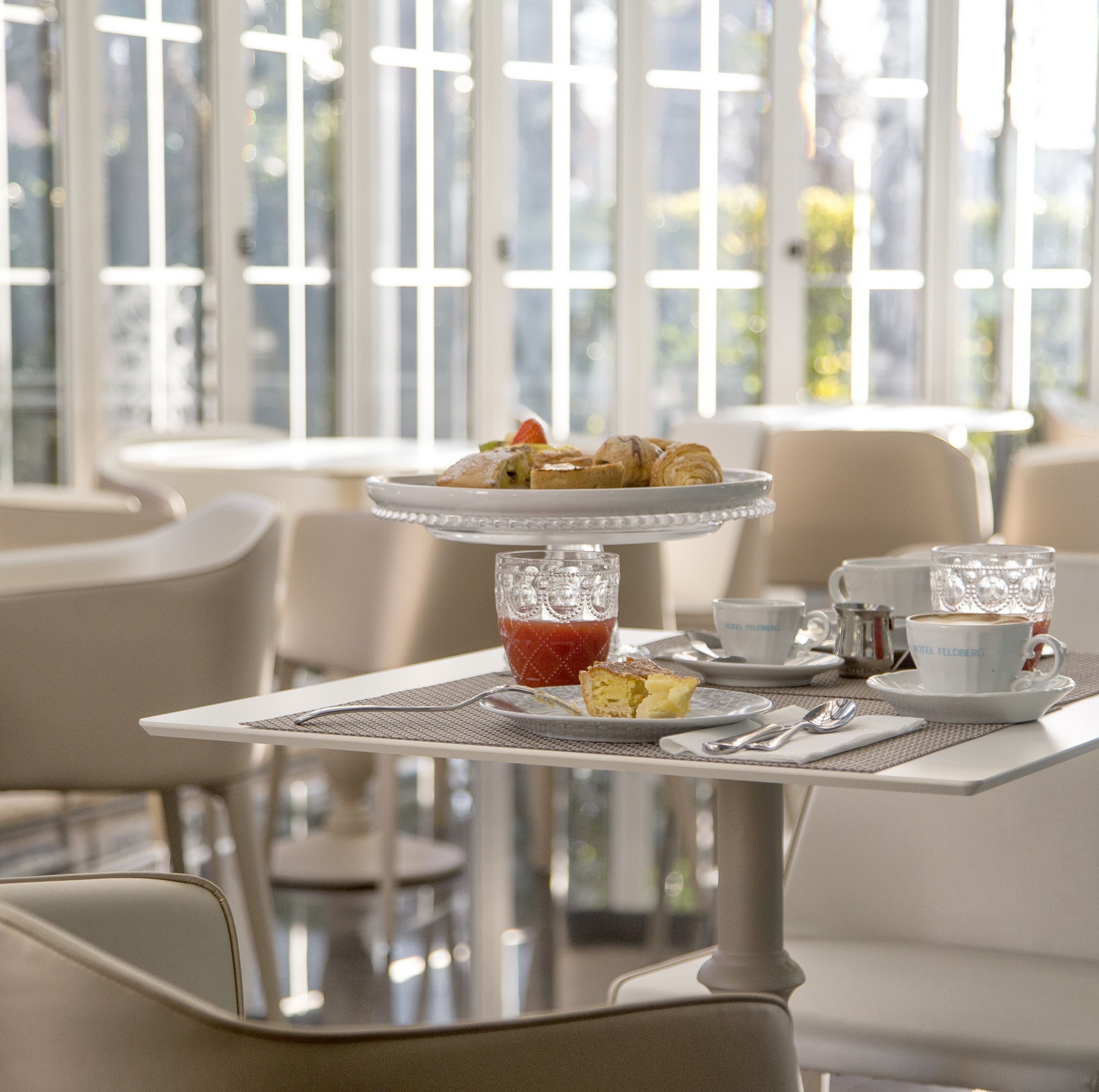 Café da manhã com buffet grátis todos os dias