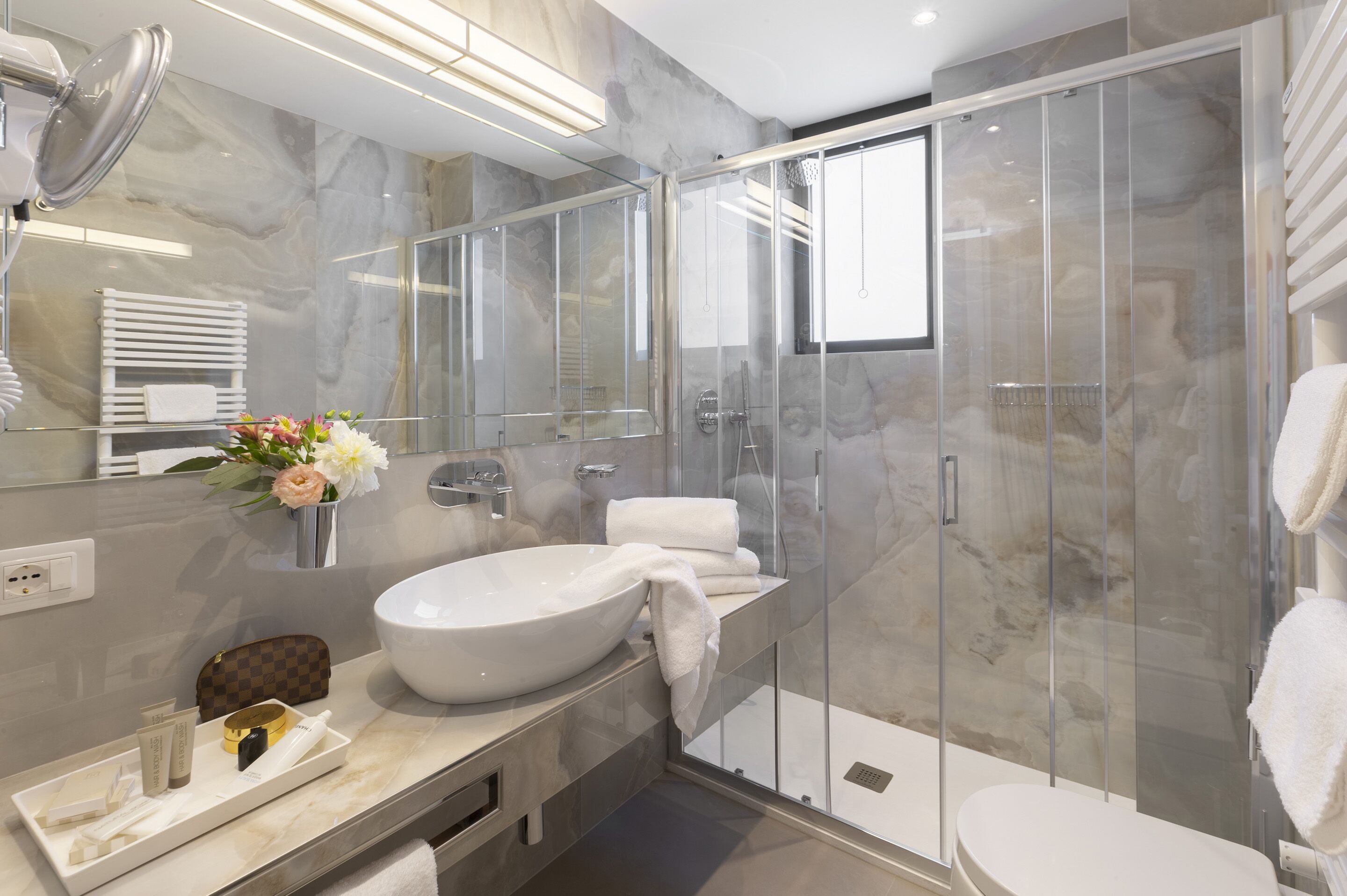 deluxe triple room | interior detail