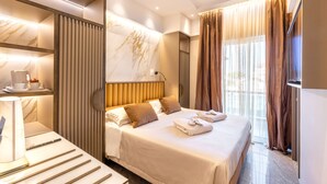 Habitación de hotel moderna con una cama grande, mesitas de noche, una lámpara y vistas al exterior.