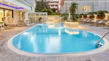 Piscina a l'aire lliure de temporada i gandules