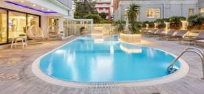 Sæsonbestemt udendørs pool, liggestole