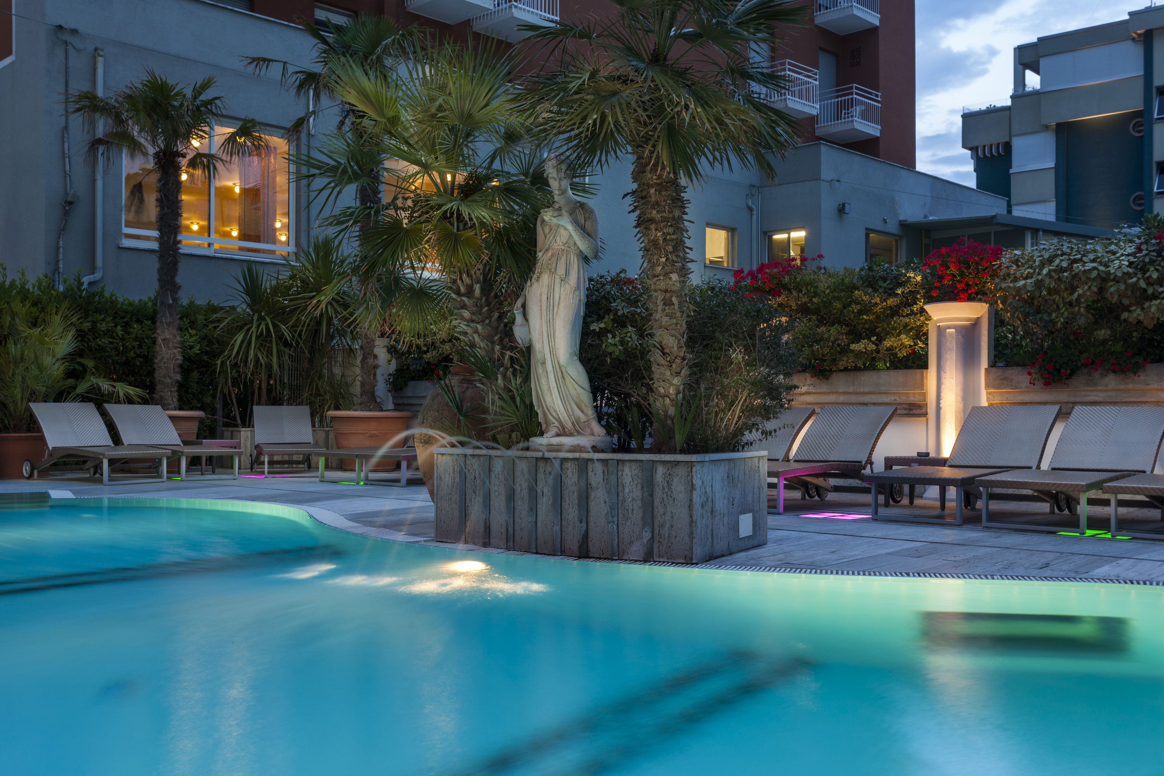 Piscine extérieure (ouverte en saison), chaises longues